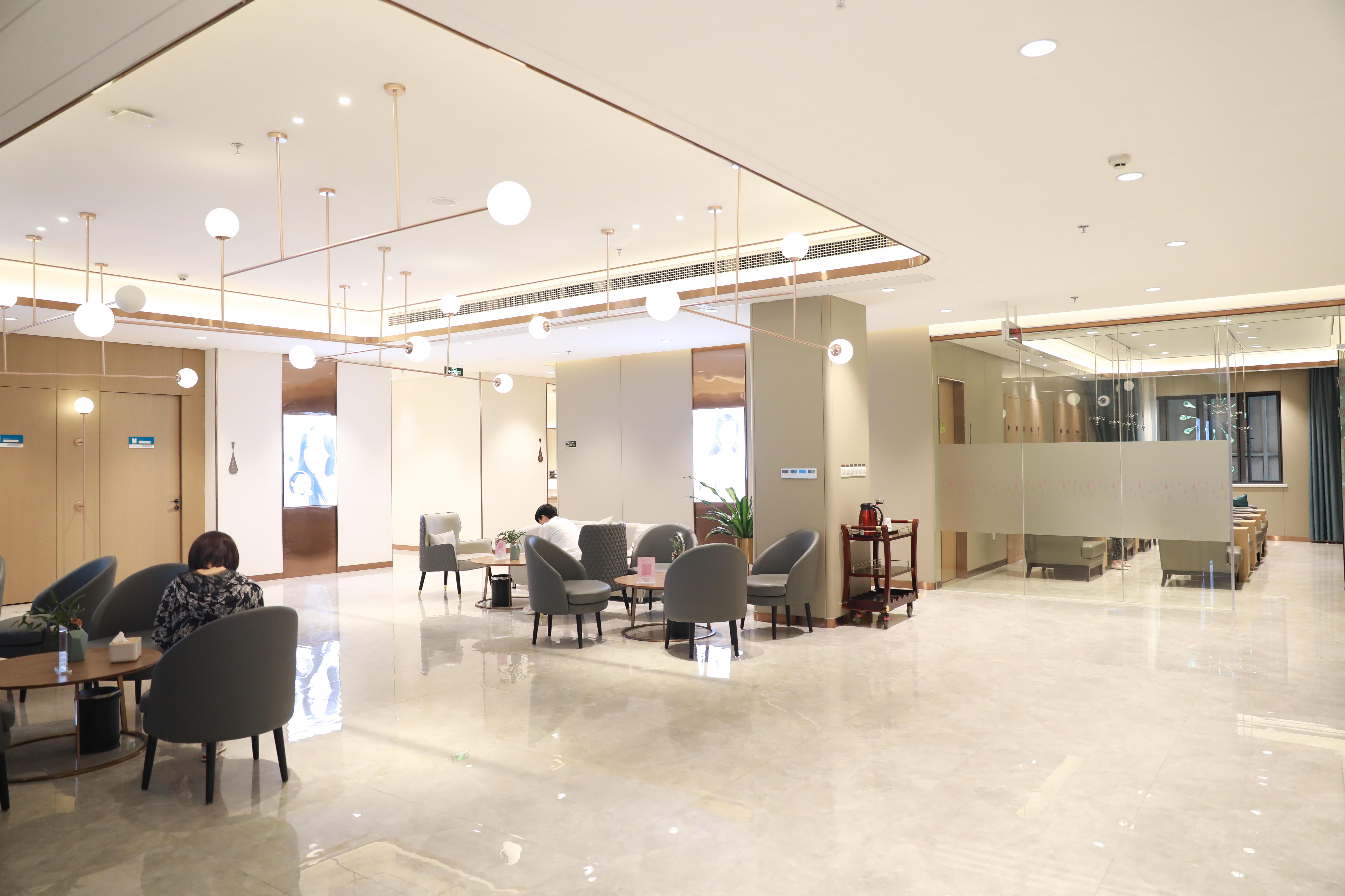 三、福州內(nèi)窺鏡除皺醫(yī)院哪家好——術(shù)后護(hù)理與風(fēng)險(xiǎn)提示