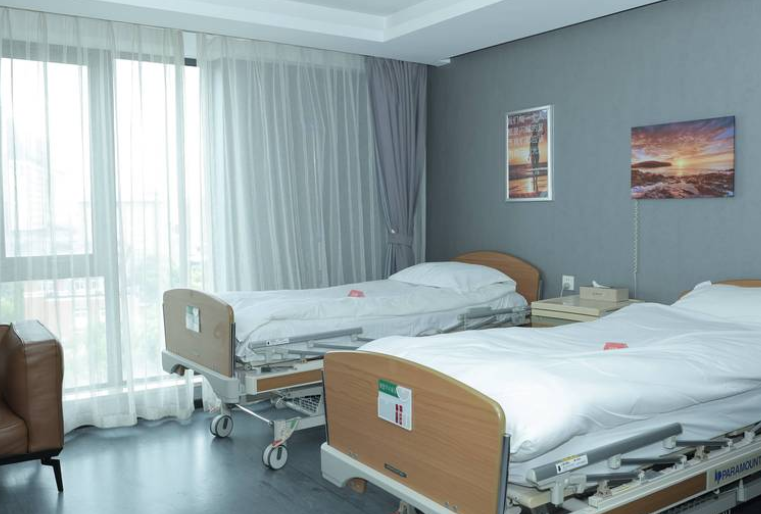 五、栗勇醫(yī)生的口碑如何？同行與顧客評(píng)價(jià)