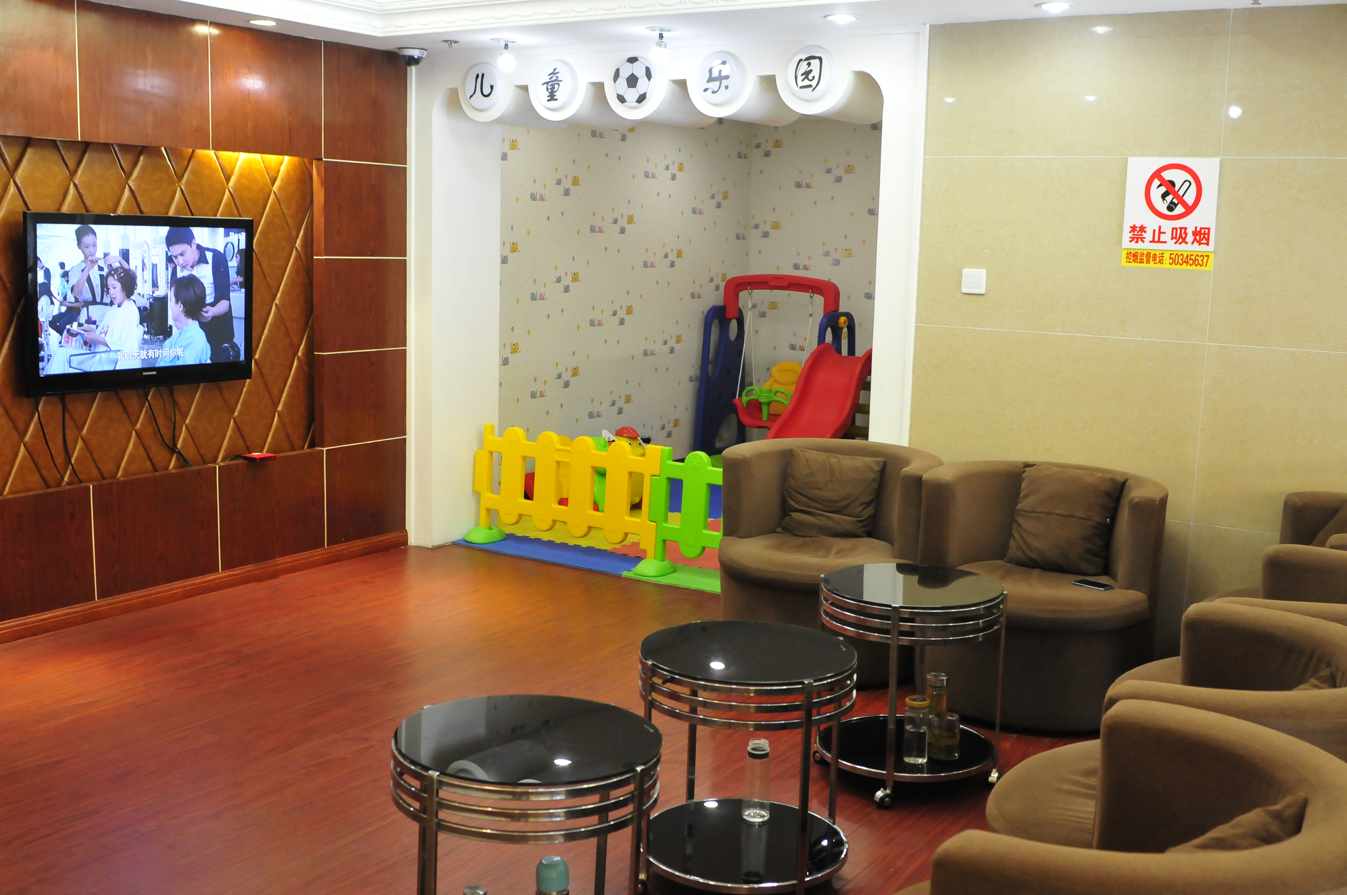 謝衛(wèi)國隆胸是正規(guī)醫(yī)院嗎？上海華美親歷者分享：內(nèi)窺鏡無痕術(shù)，7天消腫自然到同事沒看出來