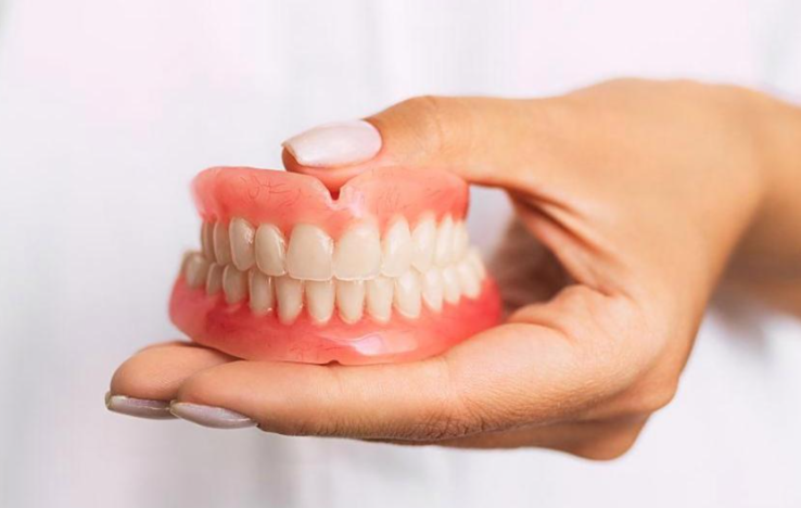 三、上海普陀區(qū)裝無掛鉤假牙性價比評估指南