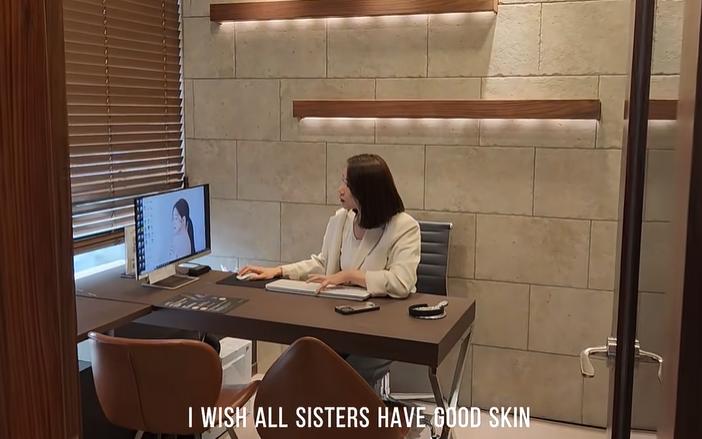 四、 材料選擇：為什么又要?jiǎng)永吖牵?></p><h3>四、 材料選擇：為什么又要?jiǎng)永吖牵?/h3><p>在鼻子的修復(fù)材料上，Respect的方案非常嚴(yán)謹(jǐn)：</p><p><strong>鼻梁：</strong> 依然建議使用假體來維持挺拔度和線條感。</p><p><strong>鼻尖：</strong> 重點(diǎn)來了！因?yàn)槭嵌涡迯?fù)，為了確保支撐力和形狀，院長(zhǎng)建議<strong>重新取肋骨</strong>來做鼻尖。 只有肋骨的支撐力才足以應(yīng)對(duì)鼻翼提拉和鼻孔形狀調(diào)整帶來的壓力。</p><p style=