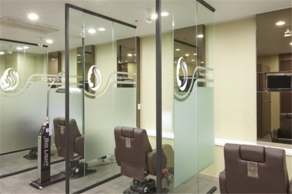 2. 郭敬松（上海藝星醫(yī)療美容醫(yī)院）