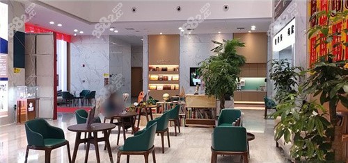 柳州中瑞口腔大廳休息區(qū)環(huán)境