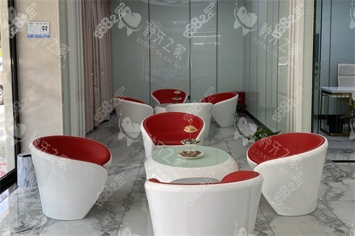 貴陽朗朗口腔休息候診區(qū)