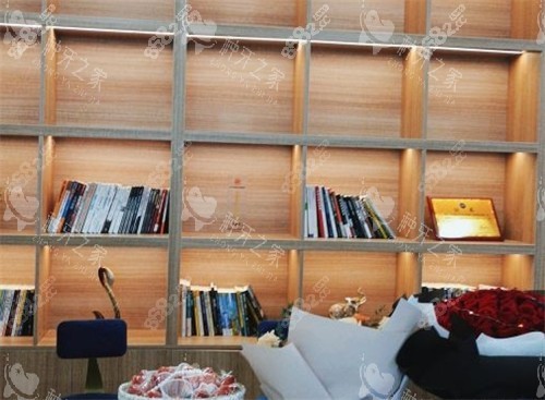 廈門(mén)碧蓮盛植發(fā)展示架