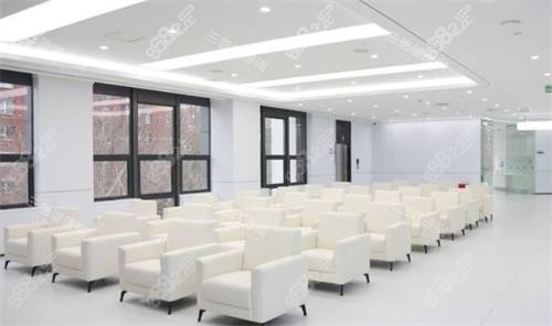 南京德牙聯(lián)合口腔候診區(qū)