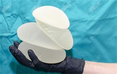 不同大小的隆胸假體