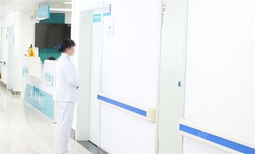 武漢紫荊醫(yī)院醫(yī)療美容科走廊