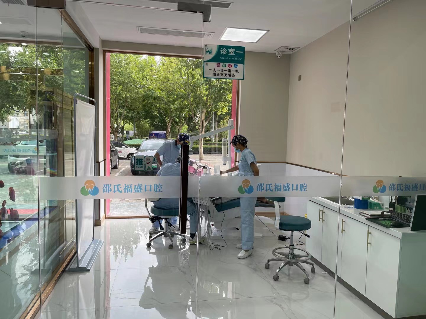 二、昆明美奧口腔鑲牙價格表（按材料與技術(shù)細分）