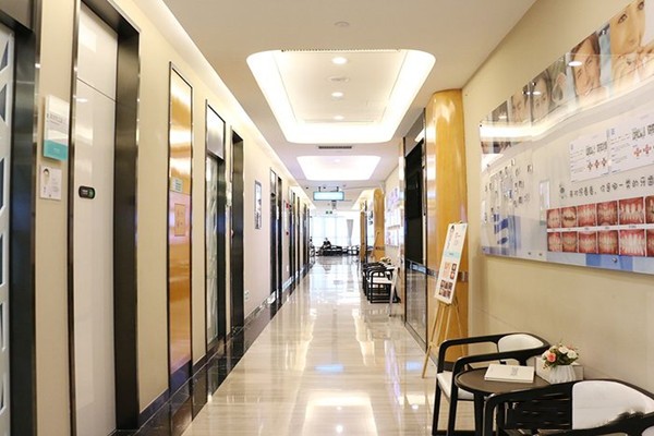 昆明美奧口腔醫(yī)院地址在哪里？交通便利，停車免費(fèi)