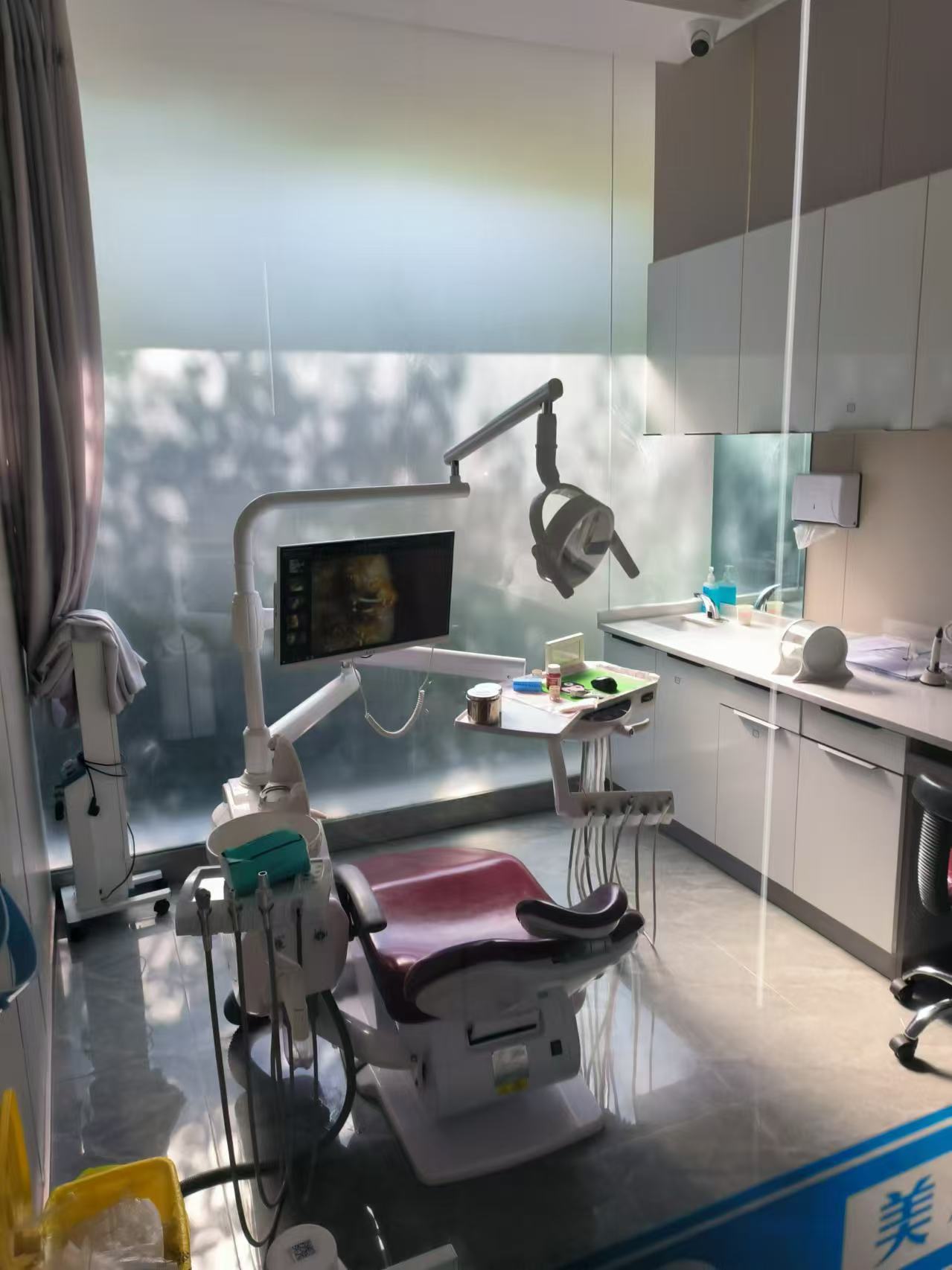 臺州路橋口腔醫(yī)院地址在哪里？路橋區(qū)騰達路正規(guī)資質(zhì)，電話預(yù)約掛號便捷，技術(shù)設(shè)備先進。