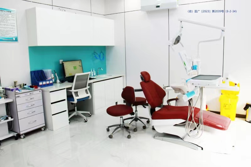 內(nèi)江醫(yī)大口腔醫(yī)院24小時(shí)人工客服在線，隨時(shí)解答夜間就診、預(yù)約掛號(hào)及費(fèi)用問(wèn)題，咨詢熱線0832-XXX！