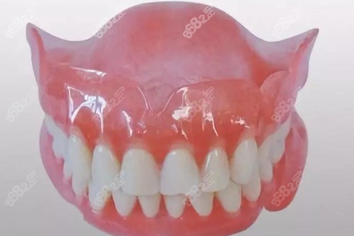 吸附于義齒卡通模型圖