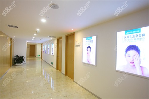 南寧愛(ài)思特整形走廊展示墻