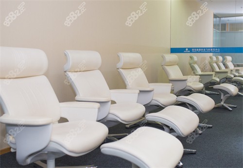 青島阿瑪施眼科休息區(qū)環(huán)境圖