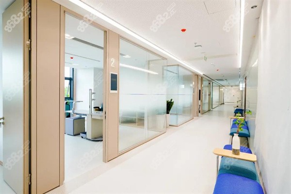 包頭朝聚眼科醫(yī)院價(jià)格表：全飛秒11647元起、ICL晶體植入25000元起，口碑佳可