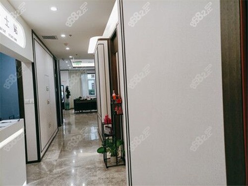 北京加減美整形走廊環(huán)境圖