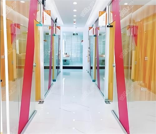 武漢仁愛時光整形室內(nèi)過道區(qū)