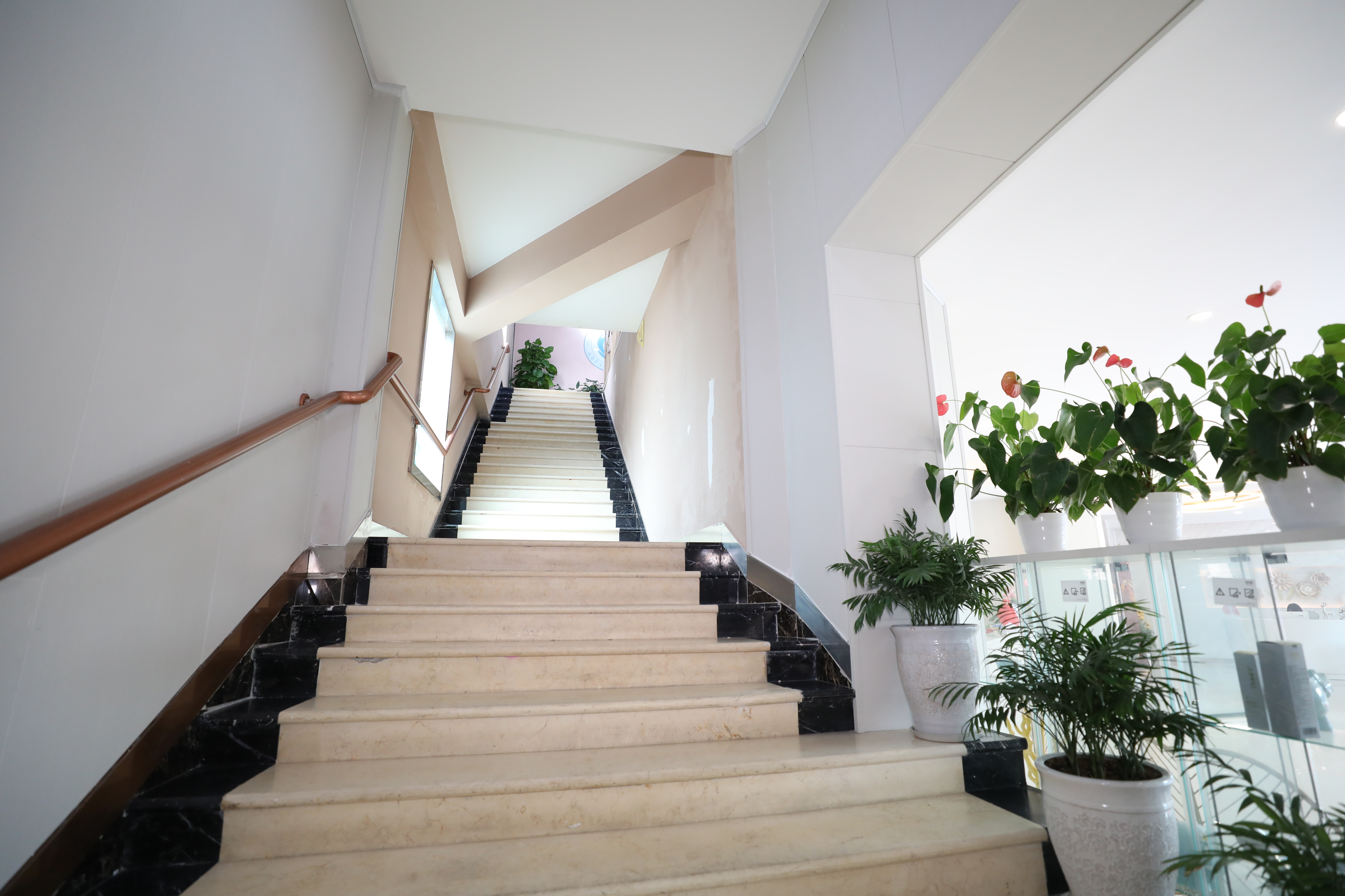 華西醫(yī)院卿勇做鼻子怎么樣？擅長(zhǎng)高難度修復(fù)，風(fēng)格多變，可在多院預(yù)約！ 