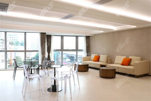 廣州曙光美云口腔樓上候診區(qū)