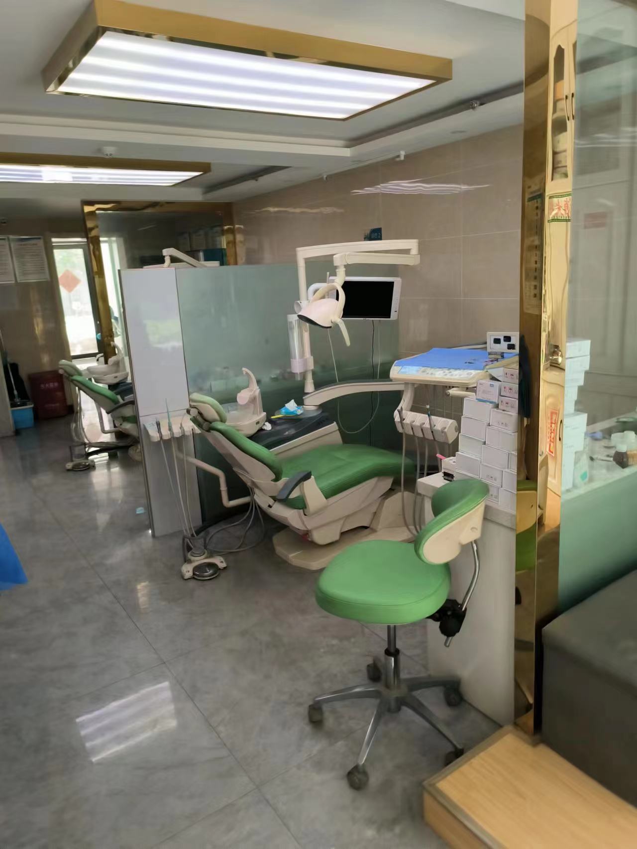 上海伯曼口腔醫(yī)院怎么樣？正規(guī)二級?？普J證，肖院長微創(chuàng)種牙靠譜出圈