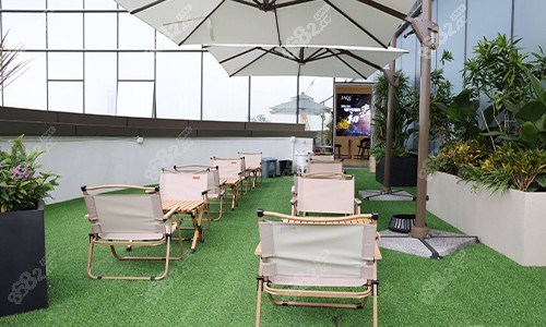 深圳鵬愛嘉琪整形室外等待區(qū)