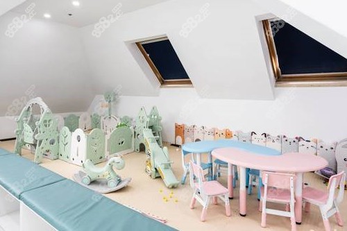 寧波德立口腔兒牙候診區(qū)