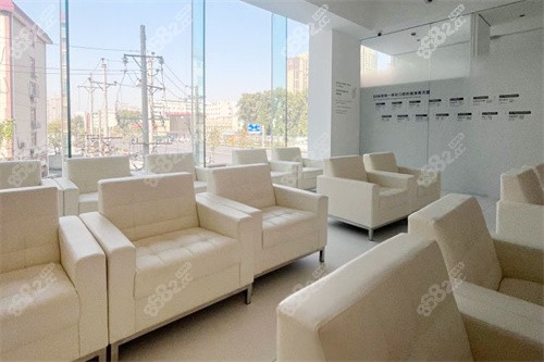 鄭州白皮書(shū)口腔醫(yī)院二樓等候區(qū)