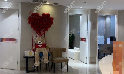 深圳鵬愛秀琪醫(yī)療美容診室門口