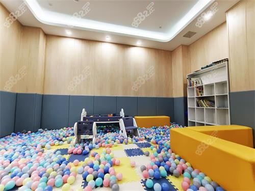 青島萊恩口腔二樓候診區(qū)環(huán)境