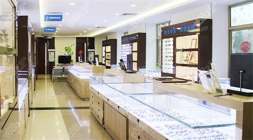 新視界眼科醫(yī)院收費貴嗎？2026全飛半飛晶體價格表來看并不貴起價8800