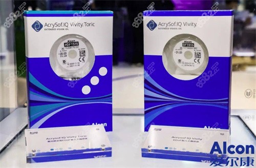 人工晶體愛爾康和蔡司哪個好？光學(xué)設(shè)計、夜視力表現(xiàn)及材料穩(wěn)定性全對比