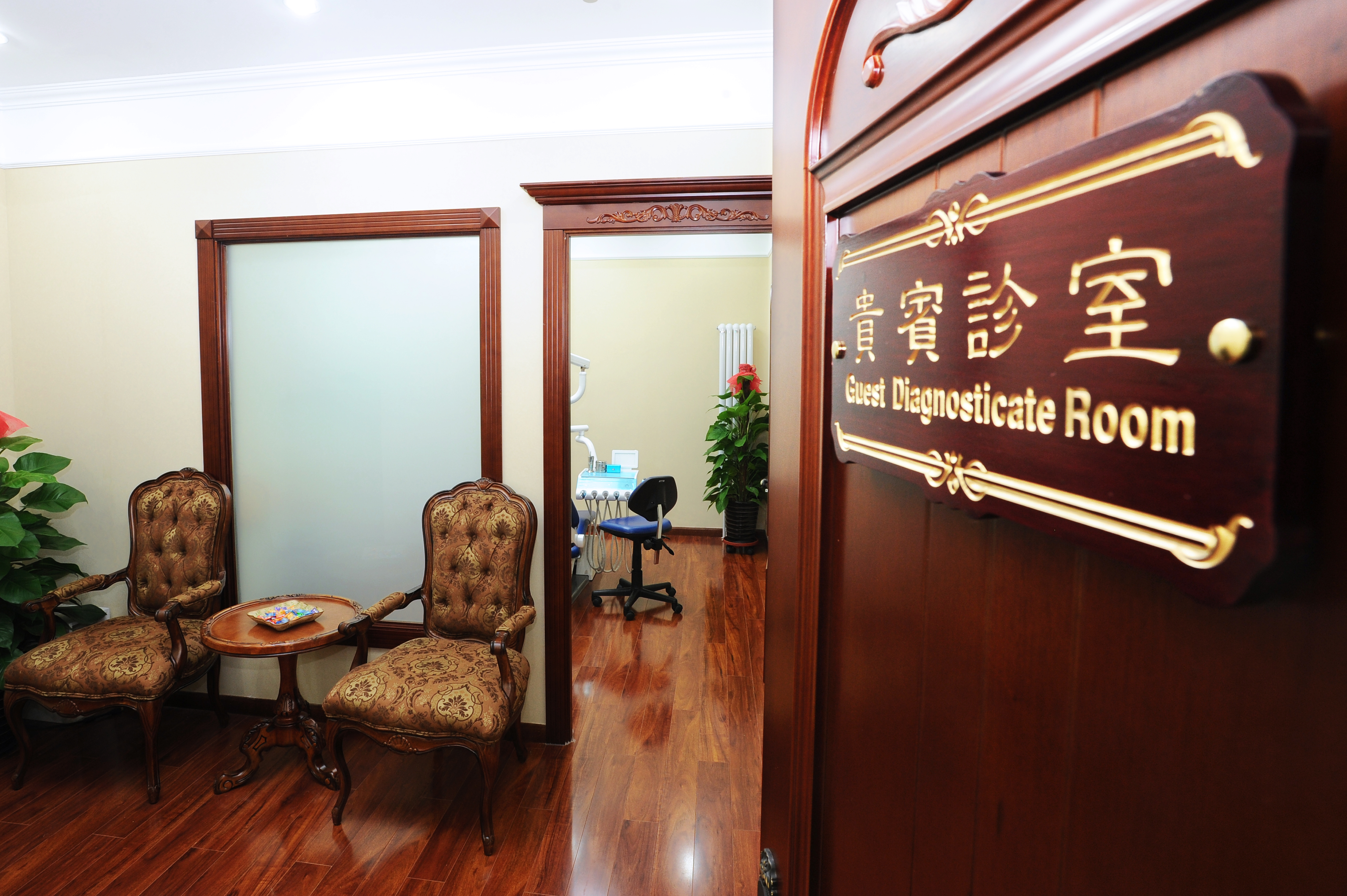 二、碩博背景醫(yī)師團(tuán)揭秘：學(xué)歷與經(jīng)驗(yàn)的雙重保護(hù)