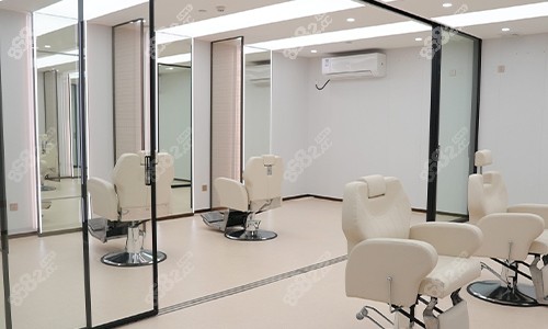 廣州曙光華榜養(yǎng)發(fā)中心展示區(qū)