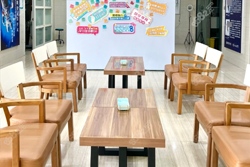 ?？趪?guó)愛(ài)近視醫(yī)院休息區(qū)一角