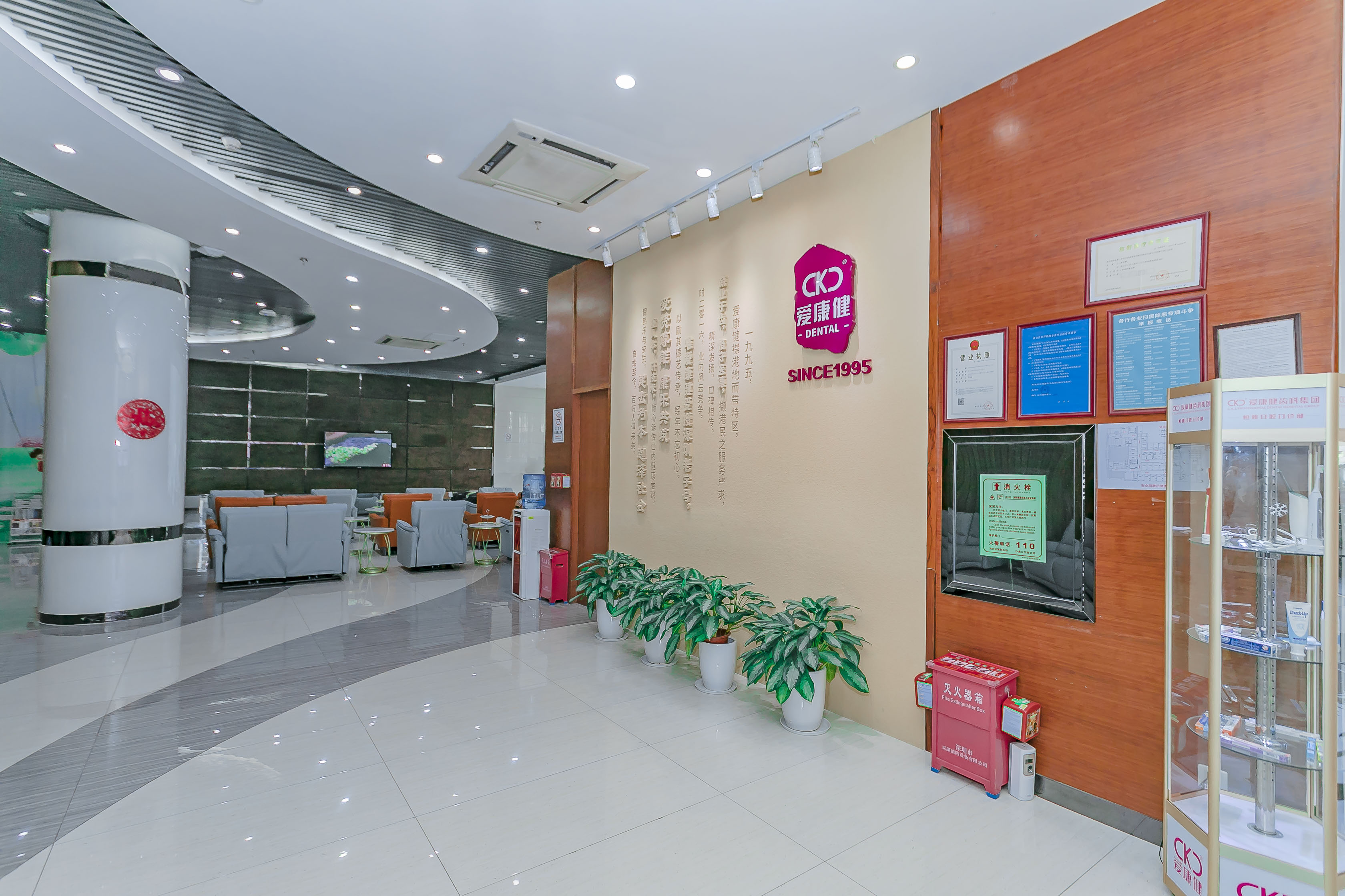 深圳米蘭柏羽醫(yī)療美容:鉆石服務細膩操作