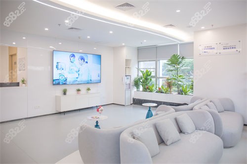 廣州視百年眼科休息區(qū)電視墻