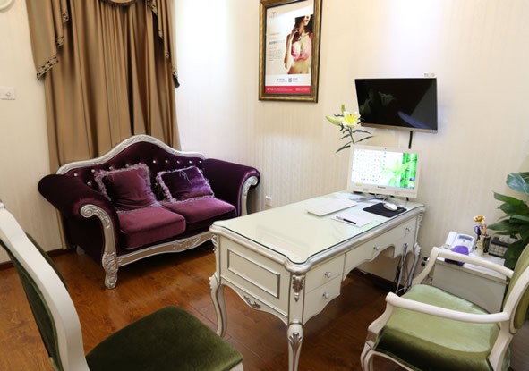 三、賀天遙：注重線條與自然的美學(xué)派