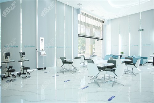長(zhǎng)沙識(shí)目睛點(diǎn)眼科大廳環(huán)境