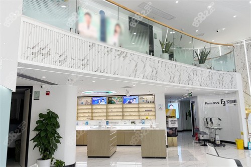 長(zhǎng)沙識(shí)目睛點(diǎn)眼科一樓大廳