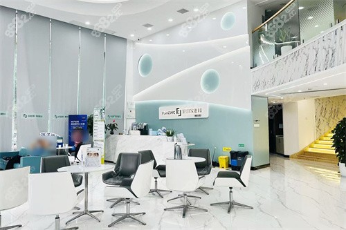長(zhǎng)沙識(shí)目睛點(diǎn)眼科大廳服務(wù)臺(tái)