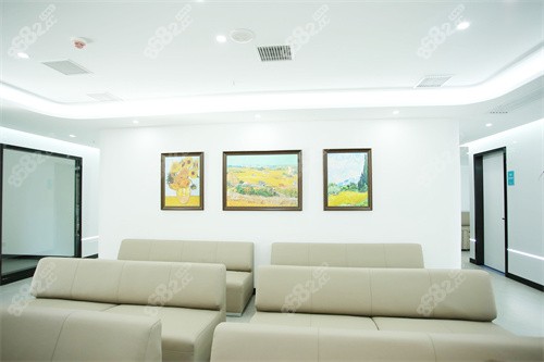 長(zhǎng)沙識(shí)目睛點(diǎn)眼科大廳等候區(qū)