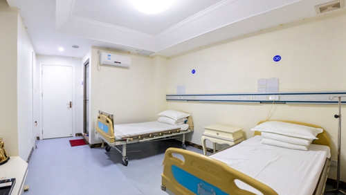 天津碧蓮盛植發(fā)醫(yī)院地址：南開(kāi)區(qū)城廂東路166號(hào)檀府別墅51-4，2026魯少康郭楊坐診植發(fā)自然