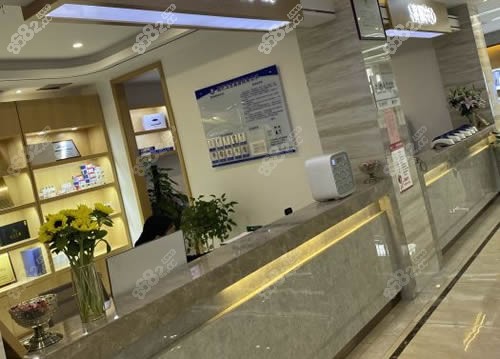 合肥曙光植發(fā)電話是多少？撥打官網(wǎng)熱線可查植發(fā)價(jià)格表，地址在富達(dá)大廈