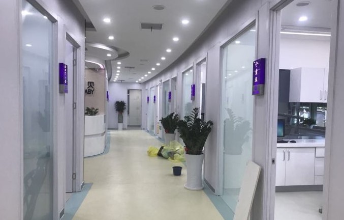 北京艺星隆胸价目表：基础款9800元起，多种假体隆胸价格全知晓 